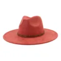 Detalle sombrero fedora de ante rojo, gorra estilo jazz western con tira de cuero tachonada. - 58cm / Rojo óxido