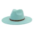 Detalle de sombrero fedora de ante turquesa, con banda tachonada marrón y ala ancha recta. - 58cm / Verde menta
