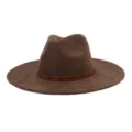 Detalle de sombrero fedora de ante marrón, con tejido texturizado y banda de cuero con tachuelas. - 58cm / Café