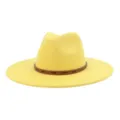 Vista del sombrero fedora amarillo de ante de ala ancha con elegante banda de cuero tachuelada. - 58cm / Amarillo tierno