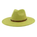 Detalle de sombrero fedora de ante verde con banda de cuero con tachuelas marrones y ala ancha. - 58cm / Verde Aguacate