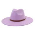 Elegante sombrero fedora de ante morado con cinturón de tachuelas marrones, ala plana, moda. - 58cm / Violeta Claro