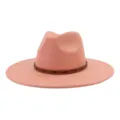 Primer plano del sombrero fedora rosa con banda de tachuelas marrones y textura de ante suave. - 58cm / Cuarzo Rosa