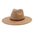 Vista detallada del sombrero fedora de ante sintético marrón con banda tachonada y ala ancha. - 58cm / Camel