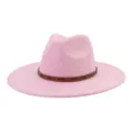 Detalle en primer plano de un elegante sombrero fedora de ante rosa con cinturón con tachuelas. - 58cm / Rosa Sakura