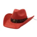 Detalle de cerca del sombrero de vaquero de ante rojo con banda de cuero marrón y tachuelas. - 58cm / Rojo óxido