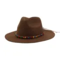 Gros plan sur le chapeau de paille marron avec une bande de perles multicolores et cordon. - Café