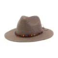 Gros plan du chapeau de paille marron mettant en valeur le bandeau de perles et la texture. - Vieux rose