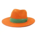 Vue détaillée d'un chapeau fedora en paille orange avec ruban vert pour protection solaire plage. - 58cm / Jaune Orangé