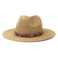 Vue détaillée du chapeau fedora en paille d'été avec bande de perles en bois colorées pour le soleil. - Réglable / Kaki