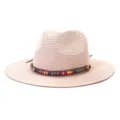 Vue détaillée du chapeau de paille orné d'un ruban de perles en bois colorées. - Réglable / Rose