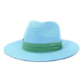 Détail de chapeau de paille bleu clair montrant la texture tissée et le ruban vert. - 58cm / Bleu lac