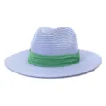 Gros plan détaillé de la texture en paille tressée et du ruban vert sur le chapeau fedora. - 58cm / Bleu ciel