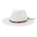 Vue détaillée du chapeau fedora en paille blanche avec bande de perles colorées et cordon. - Réglable / Blanc