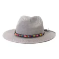 Vue détaillée du chapeau de paille gris d'été avec bande de perles en bois colorées et large bord. - Réglable / Gris