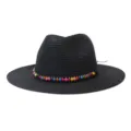 Vue détaillée du chapeau de paille noir avec un bandeau en perles de bois multicolores. - Réglable / Noir
