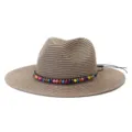 Vue détaillée du chapeau fedora en paille d'été avec perles en bois et large bord. - Réglable / Vieux rose