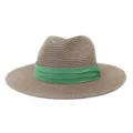 Vue detaillee du chapeau fedora en paille marron elegant avec un ruban vert vibrant. - 58cm / Vieux rose