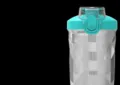 Tragbarer Shaker mit türkisem Deckel und klarem Körper, ideal für Fitness und Proteinshakes. - Hellblau