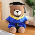 Afstudeer teddybeer pluche speelgoed met hoed en jurk, zachte knuffelpop als cadeau voor studenten. - Gele V-hals met blauwe kleding