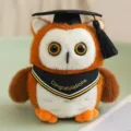 Süßes Abschluss Eule Plüschtier Variante, perfektes Geschenk für Schüler, weiches Kuscheltier. - Modell mit gelbem Dreieckstuch / 16cm (Anhänger)