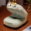 Simpatico cuscino in peluche a forma di dinosauro per ufficio, morbido cuscino verde. - Dinosauro