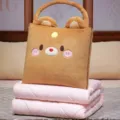 Süßes braunes Bär Plüsch Kissen Decke Set, tragbare 2in1 faltbare Klimaanlage Decke für Zuhause. - Großes Kissen 45x45cm, Decke Entfaltet 150x180cm / Bärchen mit rosa Decke (gewaschene Baumwolle)