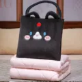 Schwarzes Plüsch Kissen Decke 2in1 tragbar faltbare Klimaanlagen Decke für Sofa und Reise. - Großes Kissen 45x45cm, Decke Entfaltet 150x180cm / Schwarze Katze mit rosa Decke (gewaschene Baumwolle)