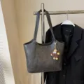 Vintage dunkelgraue PU Leder Tasche für Damen, große Umhängetasche mit niedlicher Plüschpuppe. - Mit Anhänger / Schwarz