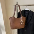 Retro braune Tote Bag, elegante grosse Schultertasche mit niedlichem Plueschanhaenger. - Mit Anhänger / Braun