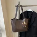 Retro braune Damen Schultertasche mit grossem Fassungsvermoegen, elegante Leder Tote Bag fuer Arbeit. - Mit Anhänger / Kaffeebraun