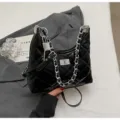 Sac bandoulière matelassé noir avec chaîne, sac élégant et minimaliste pour femme. - Avec Pendentif / Noir