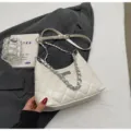 Sac bandoulière capitonné blanc avec chaîne argentée et fermoir tournant pour femmes. - Coupe régulière / Blanc Cassé