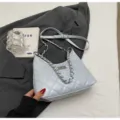 Sac bandoulière matelassé bleu clair élégant, design minimaliste tendance pour femmes. - Coupe régulière / Bleu