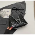 Élégant sac à bandoulière matelassé noir avec chaîne pour femmes, sac tendance chic. - Coupe régulière / Noir