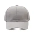 Vista detallada de la textura de tela de la gorra de béisbol gris lisa y ala curvada - Ajustable / Gris claro