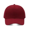 Vista detallada de la gorra de béisbol roja lisa con ala curvada para actividades al aire libre. - Ajustable / Burdeos