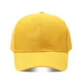 Primer plano detallado de una gorra de béisbol amarilla lisa con visera curva y ojales. - Ajustable / Amarillo