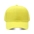 Primer plano de una gorra de béisbol amarilla de poliéster liso con visera curvada. - Ajustable / Amarillo claro