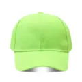 Primer plano detallado de gorra de béisbol verde neón lisa, visera curva y ojales. - Ajustable / Amarillo Neón