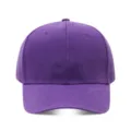 Primer plano de gorra de béisbol morada lisa, detalle de visera curvada, textura de tela. - Ajustable / Púrpura profundo