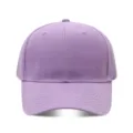 Vista detallada de la gorra de béisbol de poliéster morado liso, textura fina y visera curvada. - Ajustable / Violeta Claro