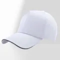 Gorra de beisbol blanca de 5 paneles con borde negro, diseno simple para logo, uso diario. - Ajustable / Blanco