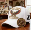 Gorra de béisbol conmemorativa de veteranos de EE. UU. con bordado detallado y moneda. - Ajustable / Blanco