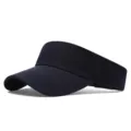 Gros plan sur le tissu d'une casquette de sport visière sans sommet bleu marine. - Réglable / Bleu marine