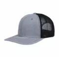 Vista de detalle de la gorra trucker delantera gris oscura y malla negra con costuras. - Ajustable / Gris vigoré oscuro + malla negra