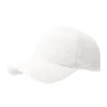 Vista detallada de gorra de béisbol de forro polar blanco esponjoso, textura suave de lana de cordero. - Blanco