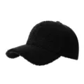 Vista detallada de la gorra de béisbol negra de sherpa con textura suave y gruesa. - Negro