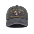 Vista detallada de la gorra de béisbol de algodón lavado con gráfico de águila y texto. - Ajustable / Negro