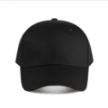 Vue de face détaillée d'une casquette de baseball noire unie en coton avec visière. - Réglable / Noir